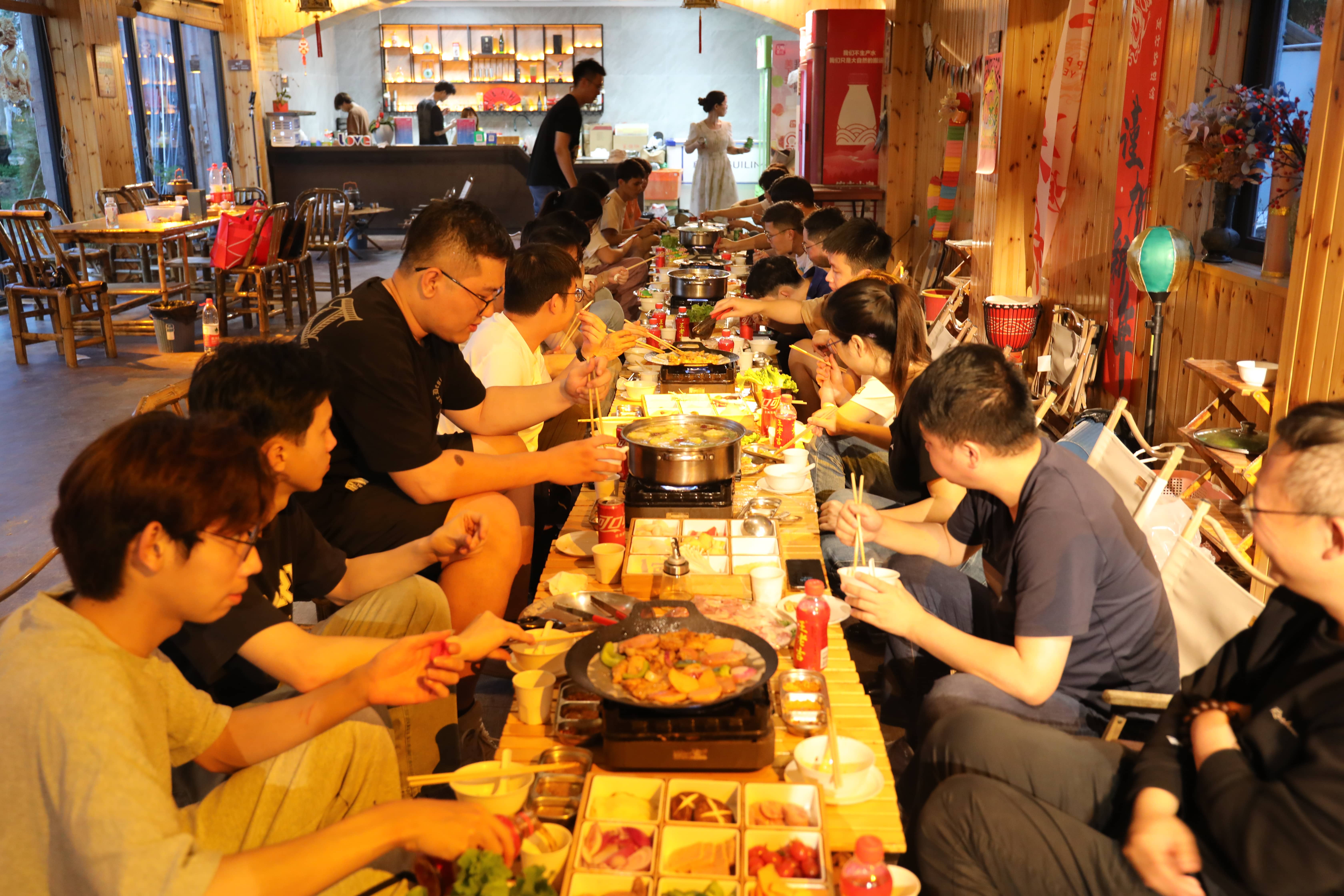 公司團(tuán)建聚餐)